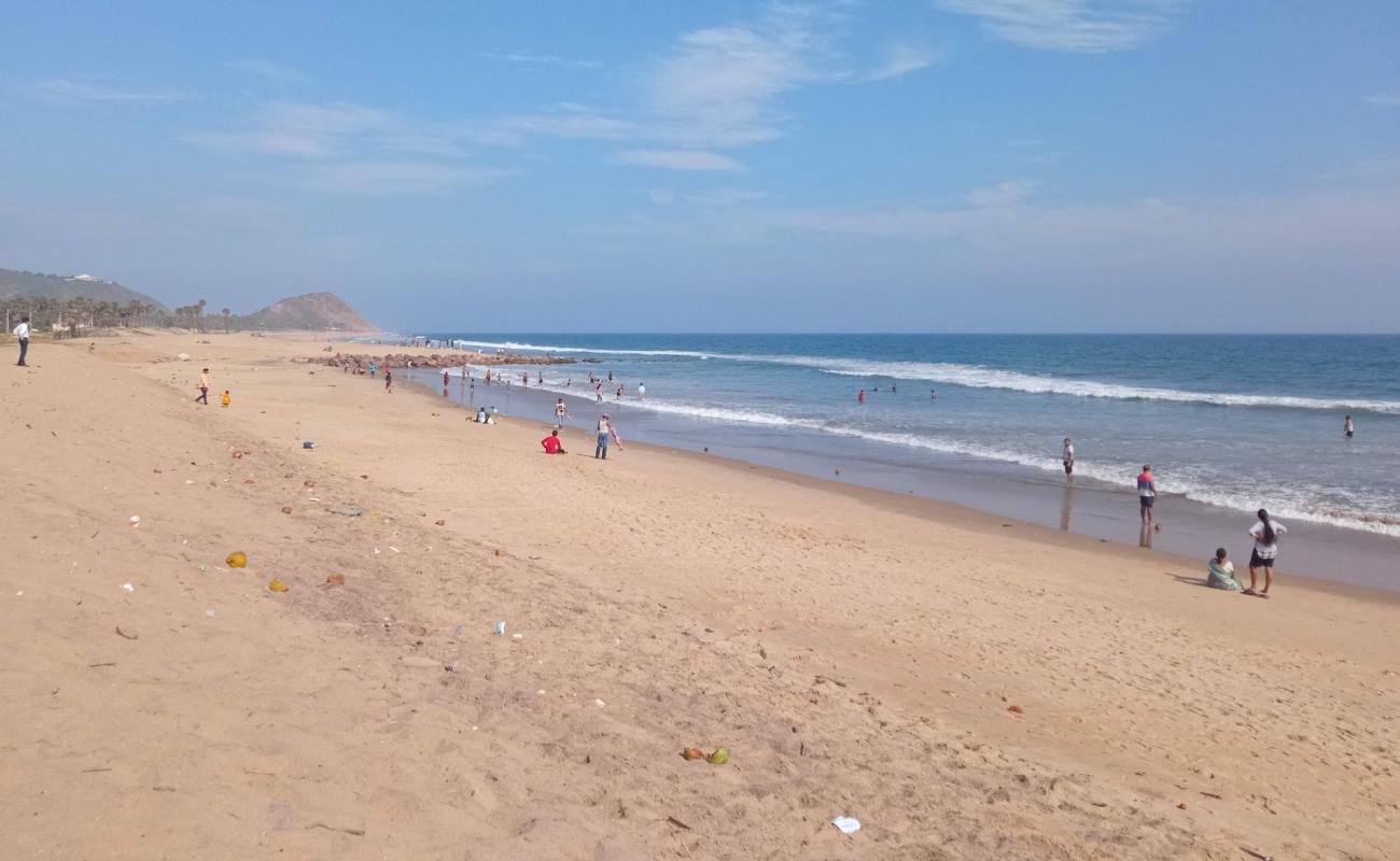 Photo de Yarada Beach avec sable lumineux de surface