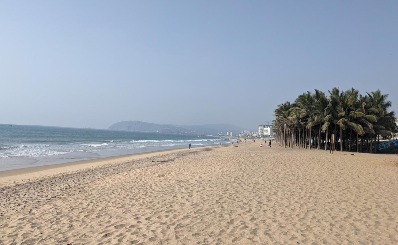Photo de Ramakrishna Beach avec sable beige de surface