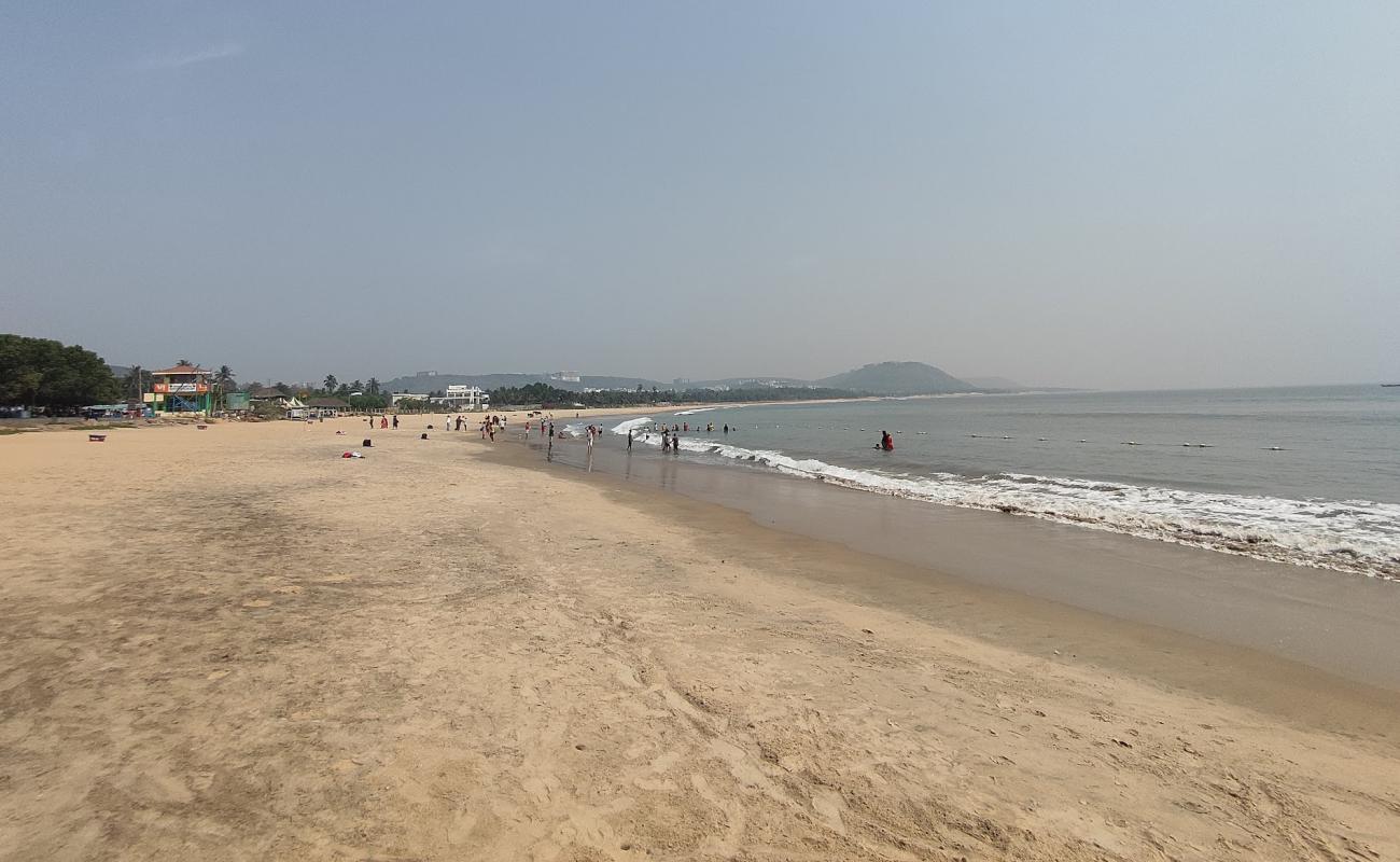 Photo de Rushikonda Beach avec sable beige de surface