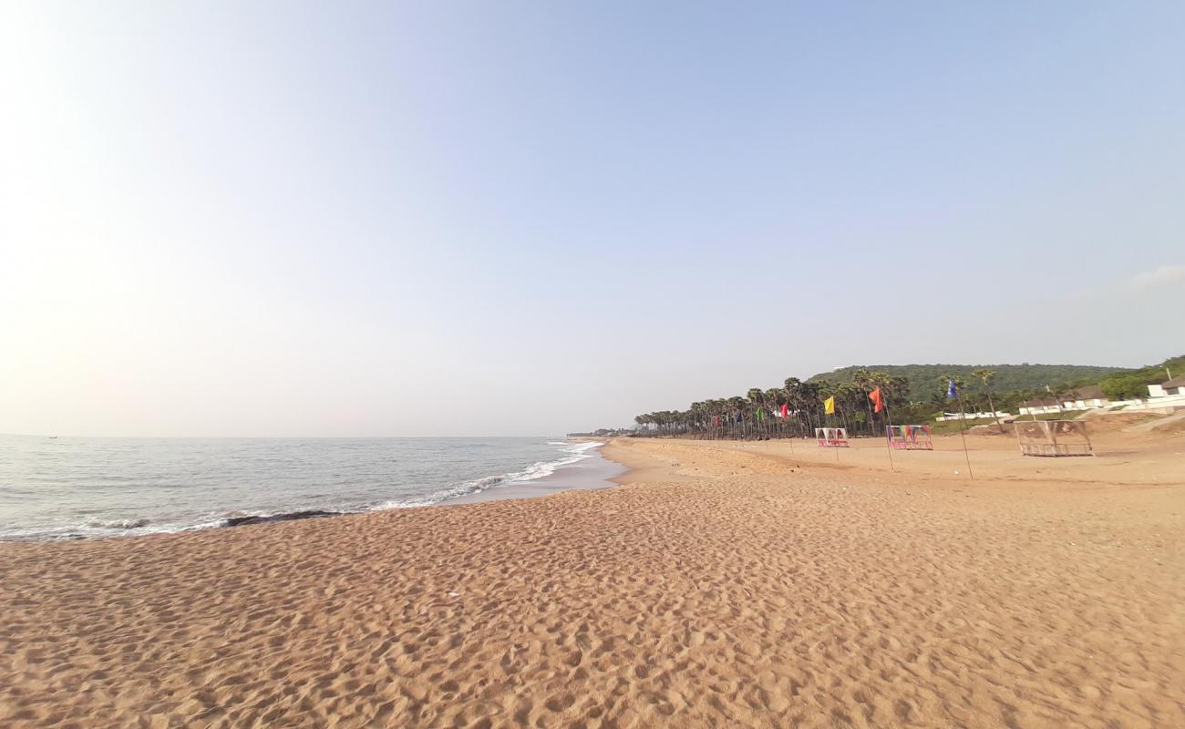 Photo de Thotlakonda Beach avec sable lumineux de surface