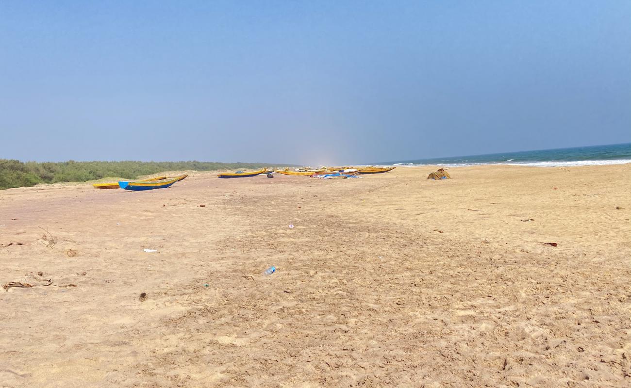 Photo de S Matchelesam Beach avec sable lumineux de surface