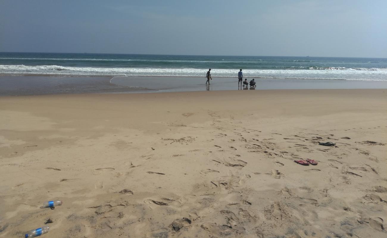 Photo de Guppidipeta Beach avec sable beige de surface