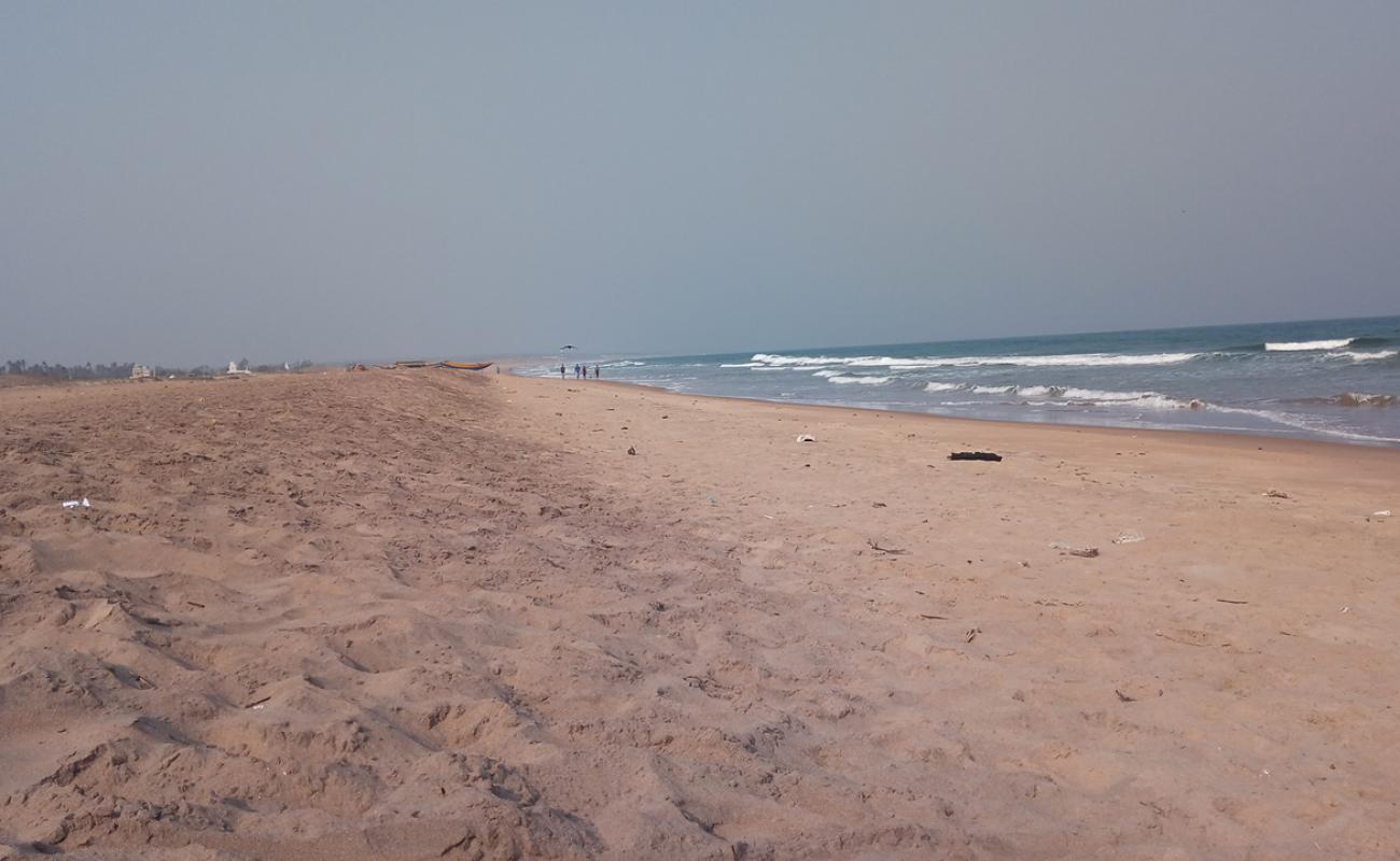 Photo de Battigalluru Beach avec sable lumineux de surface