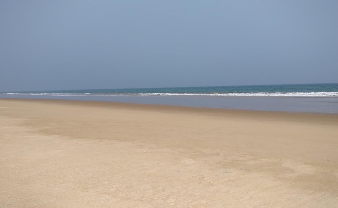 Photo de Nelavanka Beach avec sable lumineux de surface