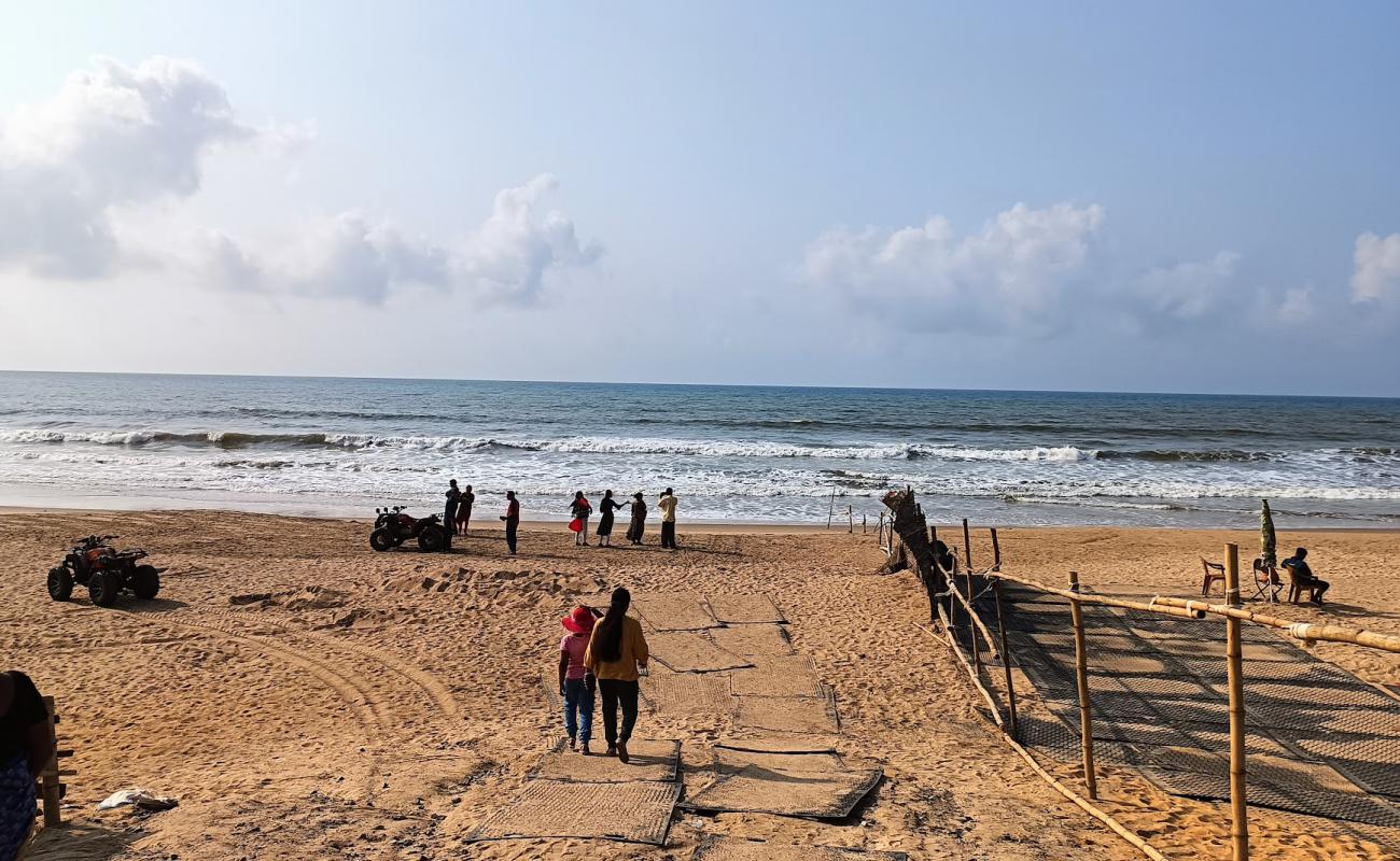 Photo de Chandrabhaga Beach avec sable fin et lumineux de surface