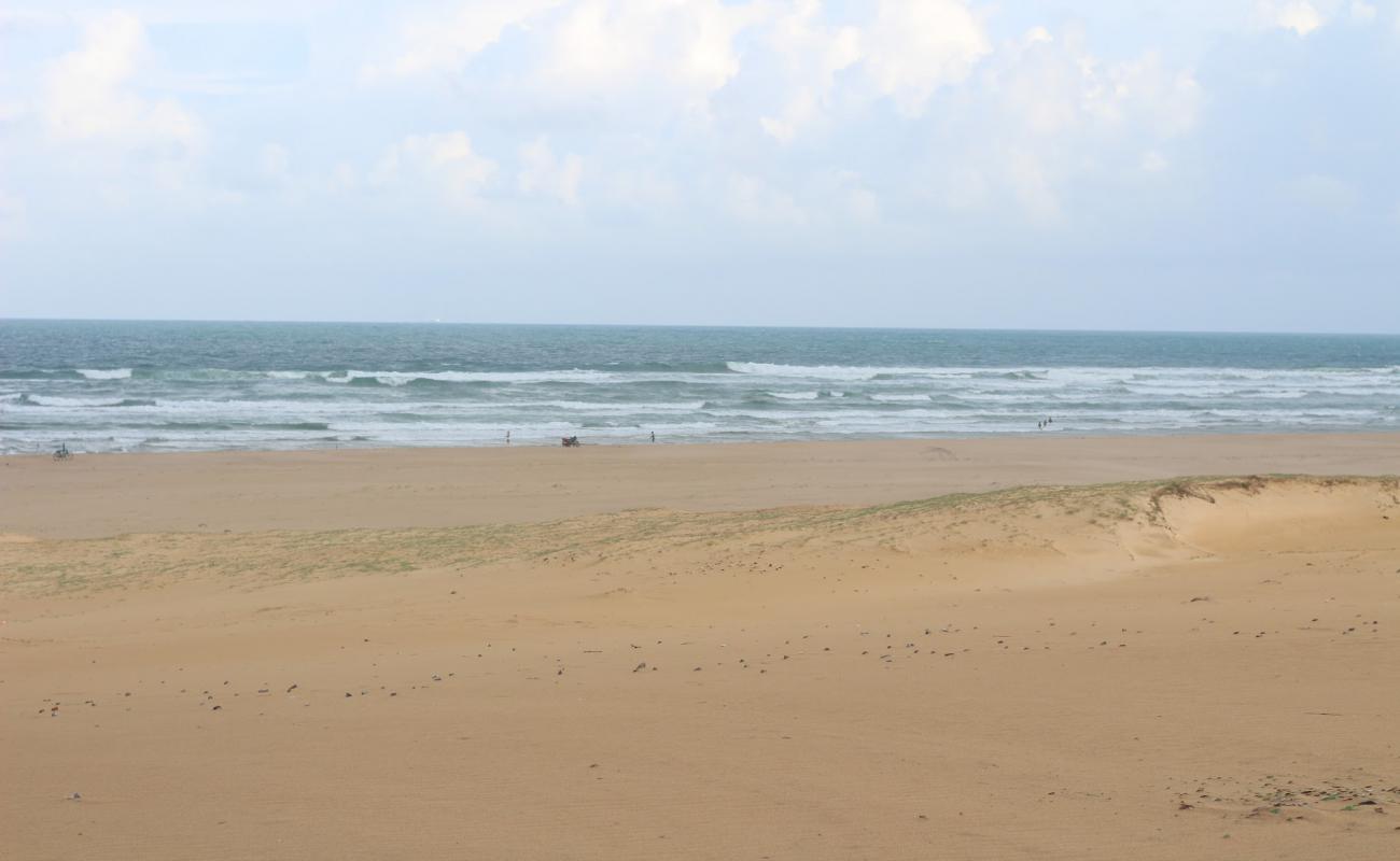 Photo de Mahala Sea Beach avec sable lumineux de surface