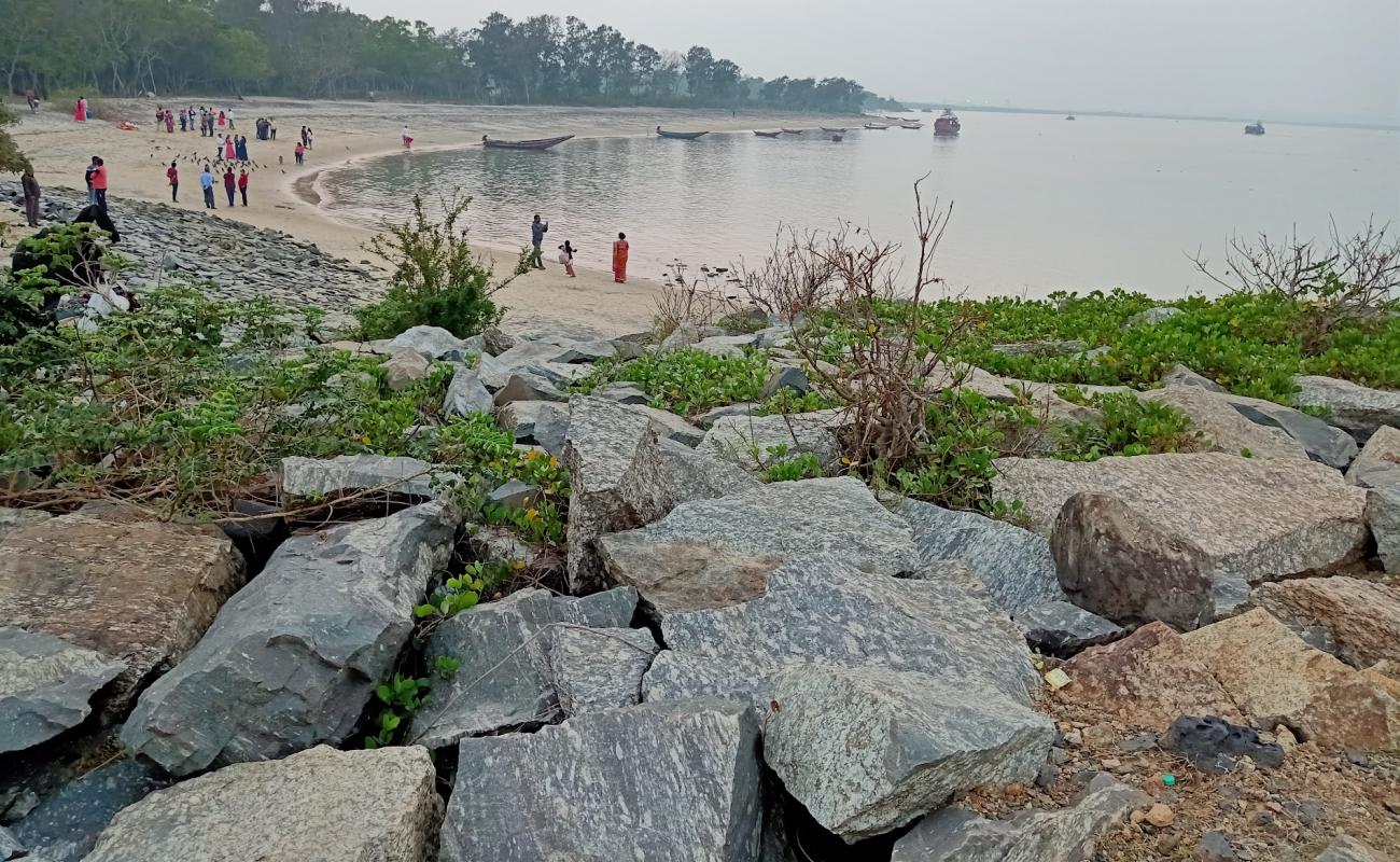 Photo de Nehru Bangala Sea Beach avec sable lumineux de surface