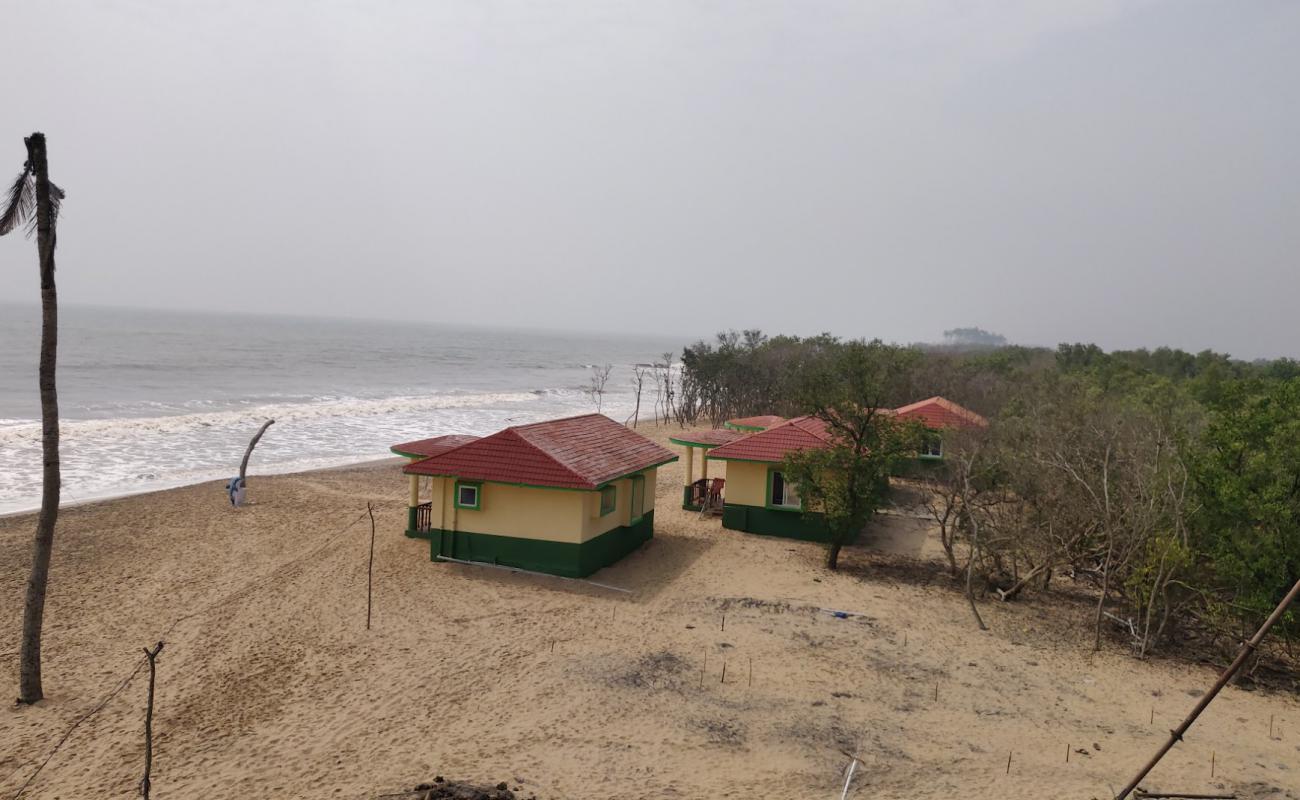 Photo de Habalikhati Nature Beach avec sable lumineux de surface