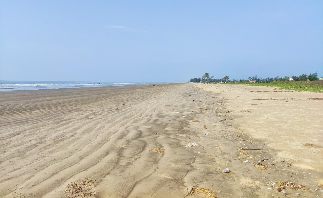 Photo de Lal Kankra Beach avec sable lumineux de surface