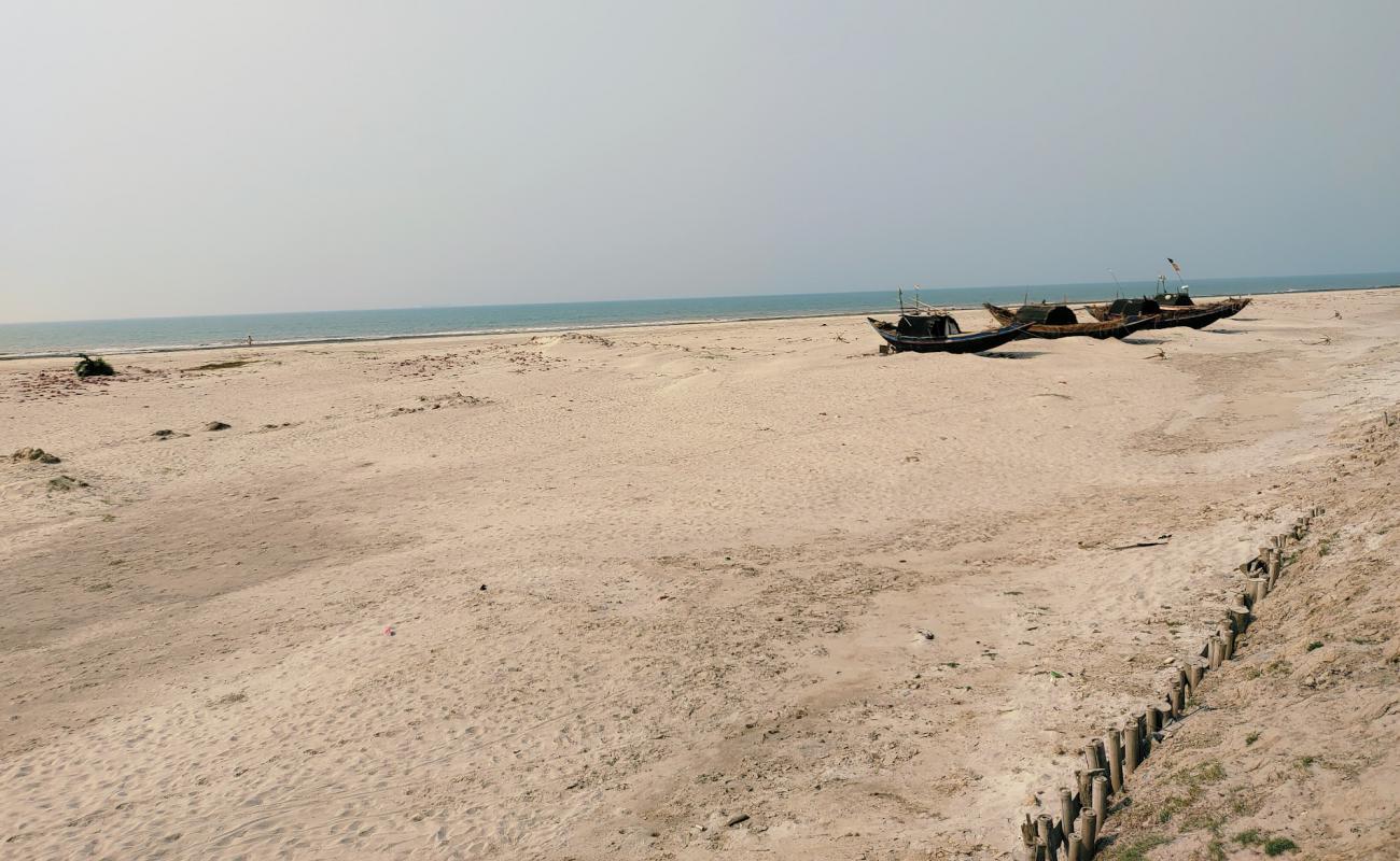 Photo de Dhabalat Beach avec sable lumineux de surface