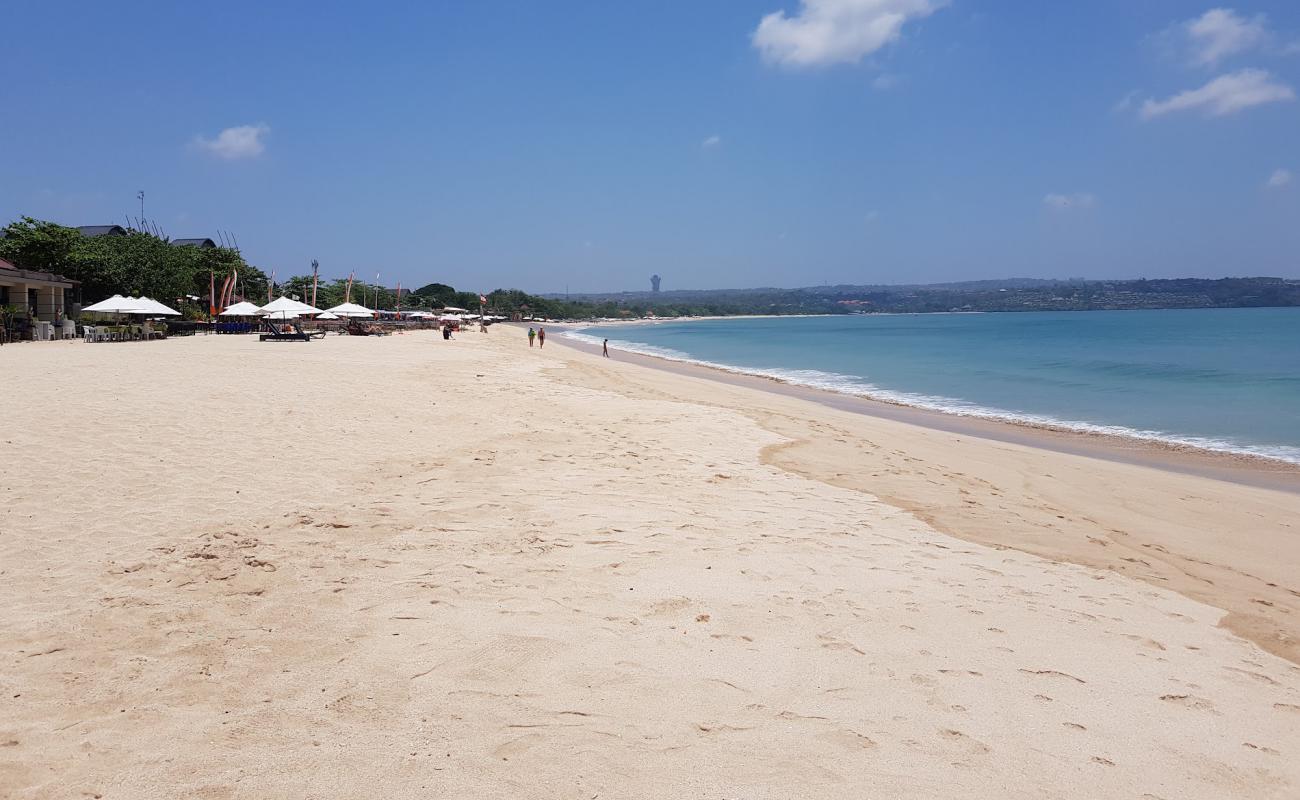 Photo de Kedonganan Beach avec sable fin et lumineux de surface