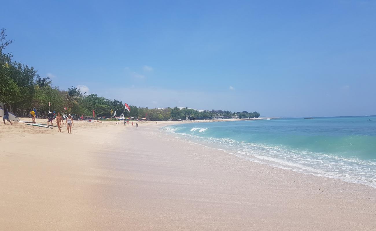 Photo de Segara Beach avec sable fin gris de surface