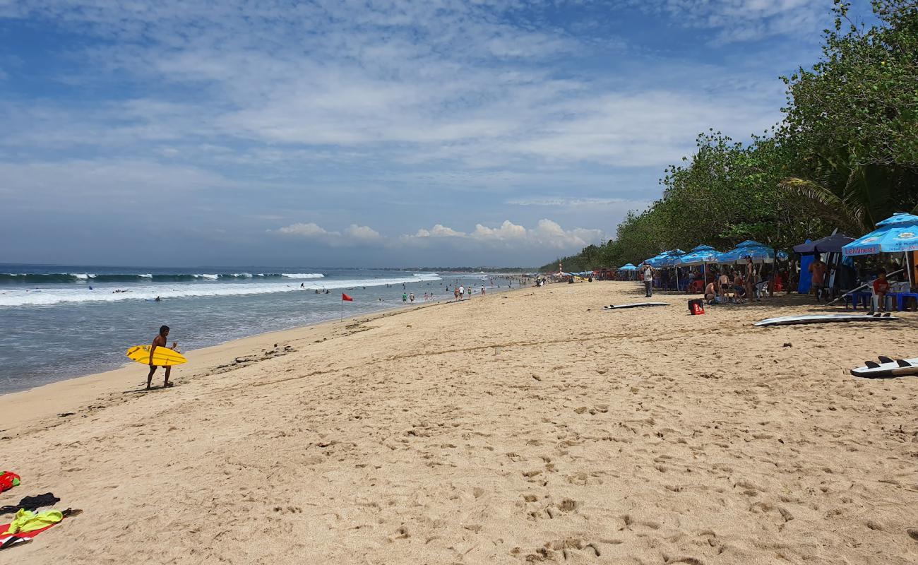 Photo de Plage de Kuta avec sable fin et lumineux de surface