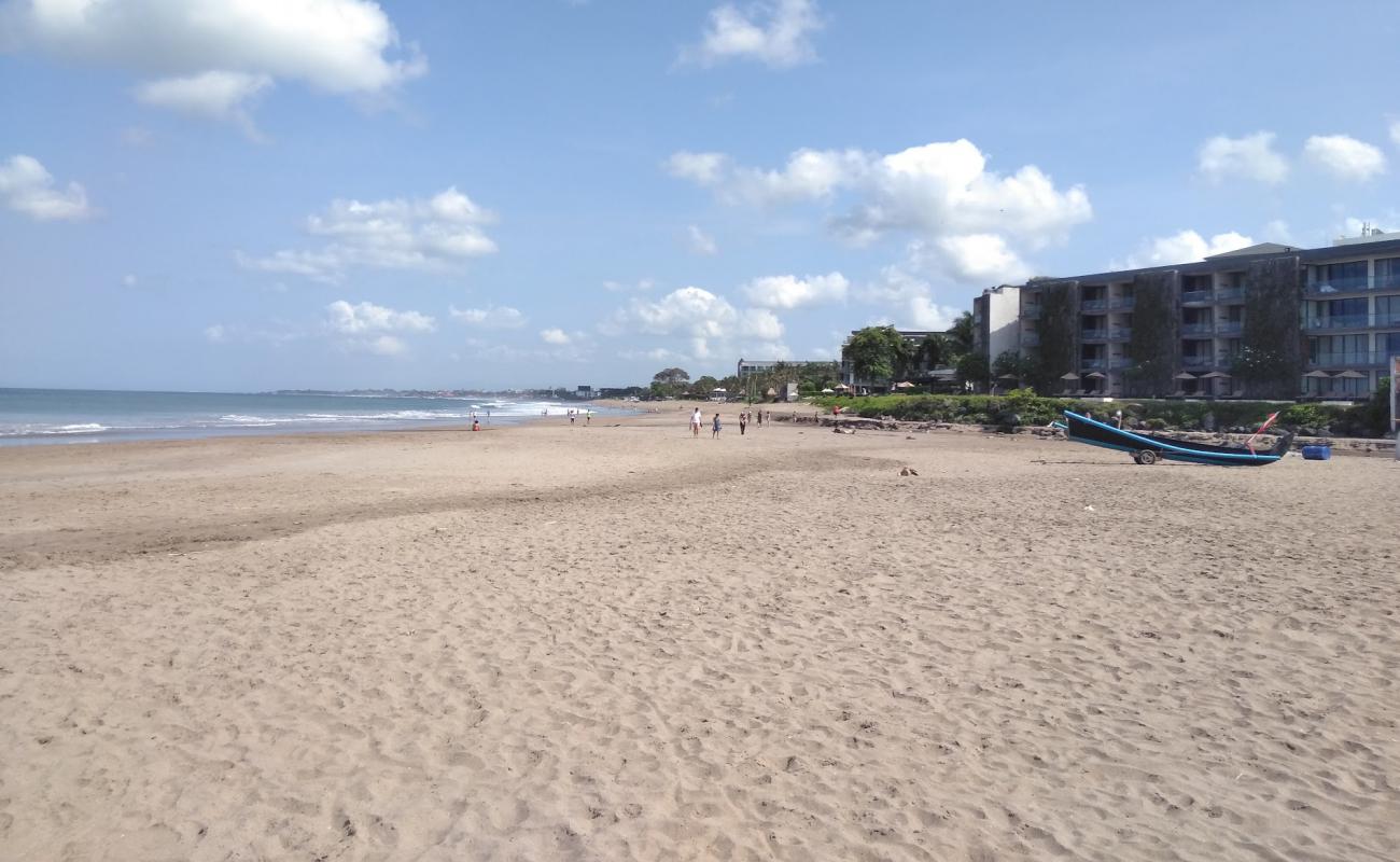 Photo de Petitenget Beach avec sable gris de surface