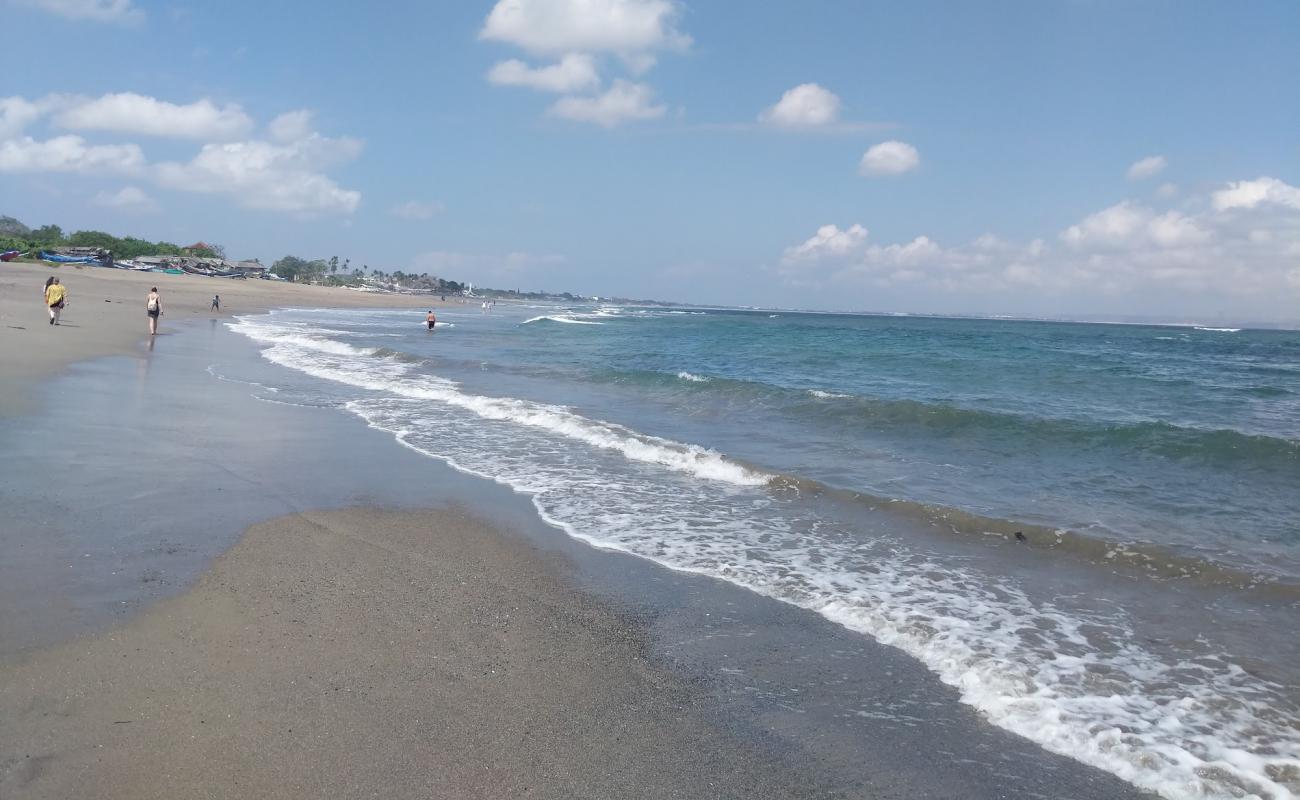 Photo de Berawa Beach avec sable gris de surface