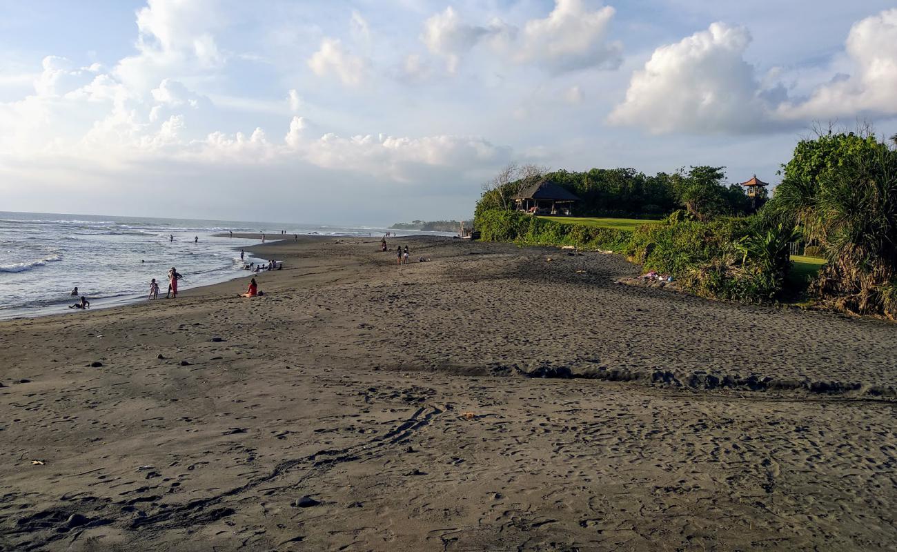 Photo de Mengening Beach avec sable gris de surface