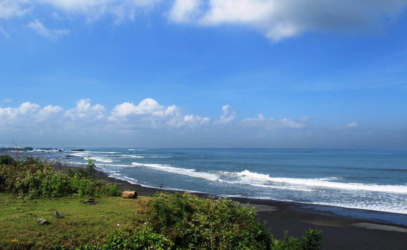 Photo de Nyanyi Beach avec sable noir de surface