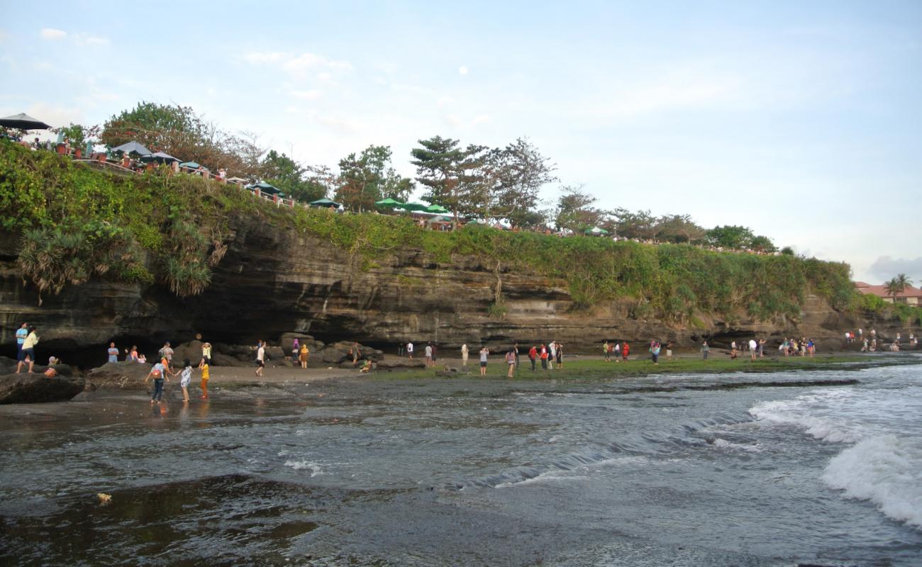Photo de Tanah Lot Beach avec sable blanc & rochers de surface