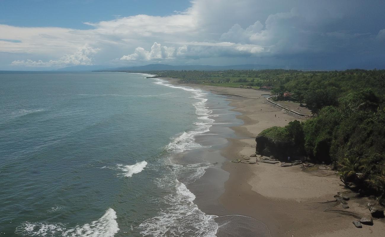 Photo de Kedungu Beach avec sable fin gris de surface