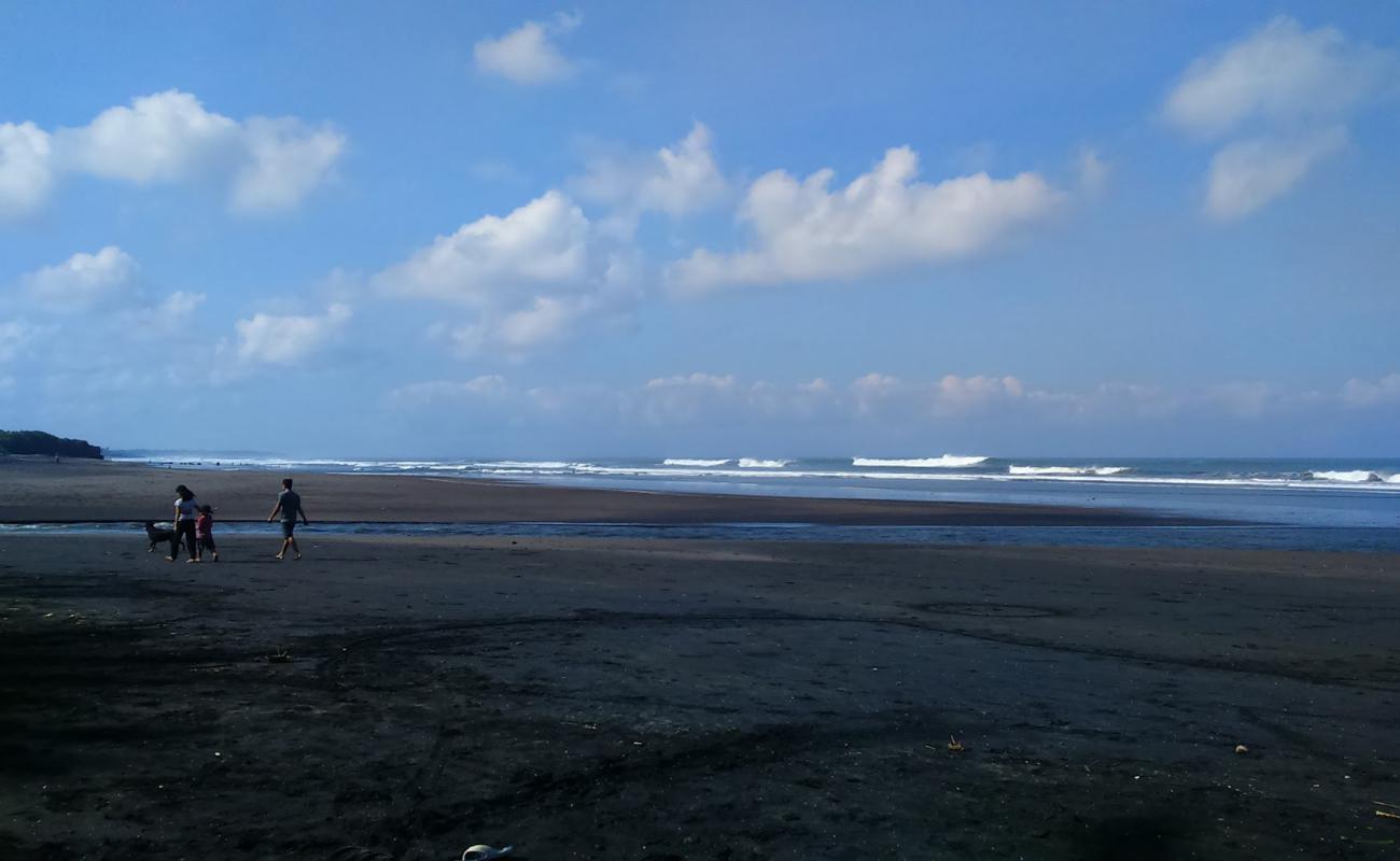 Photo de Kelating Beach avec sable noir de surface