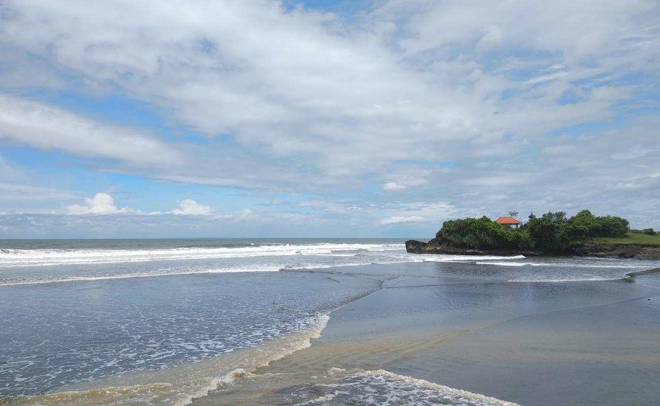 Photo de Abian Kapas Beach avec sable noir de surface