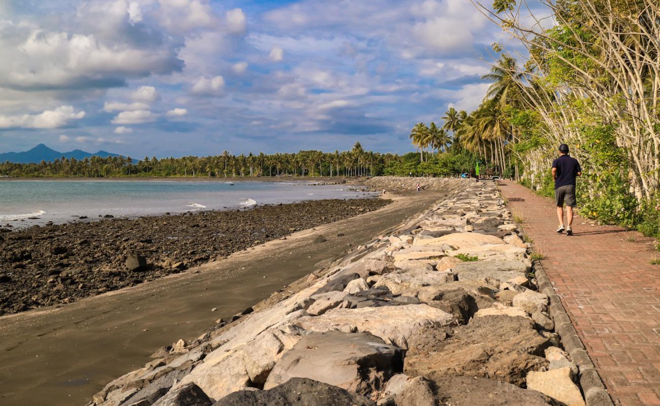 Photo de Baluk Rening Beach avec sable brun avec roches de surface