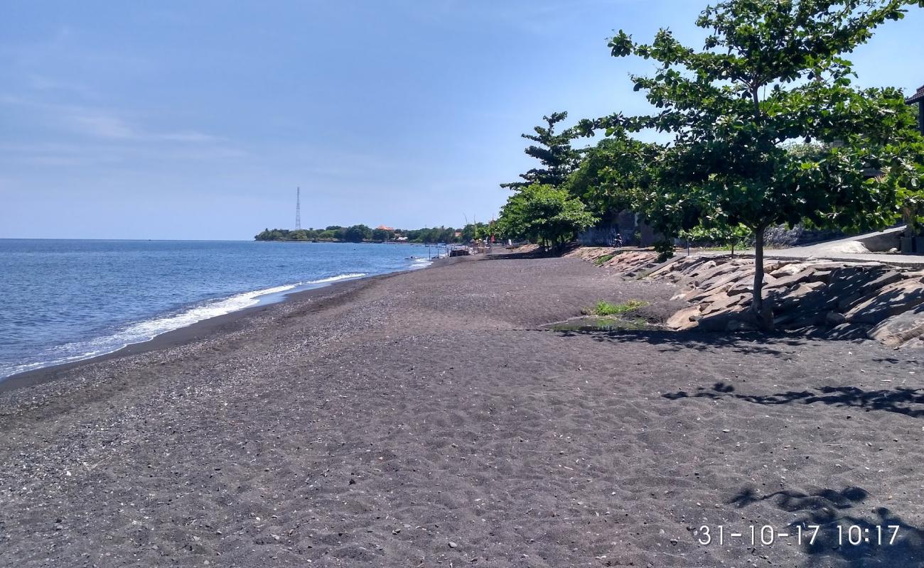 Photo de Beautiful Singaraja Beach avec sable gris & galets de surface