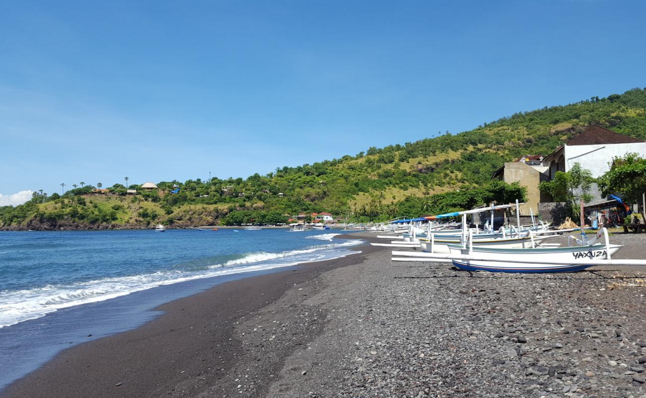 Photo de Jemeluk Beach avec sable gris avec caillou de surface