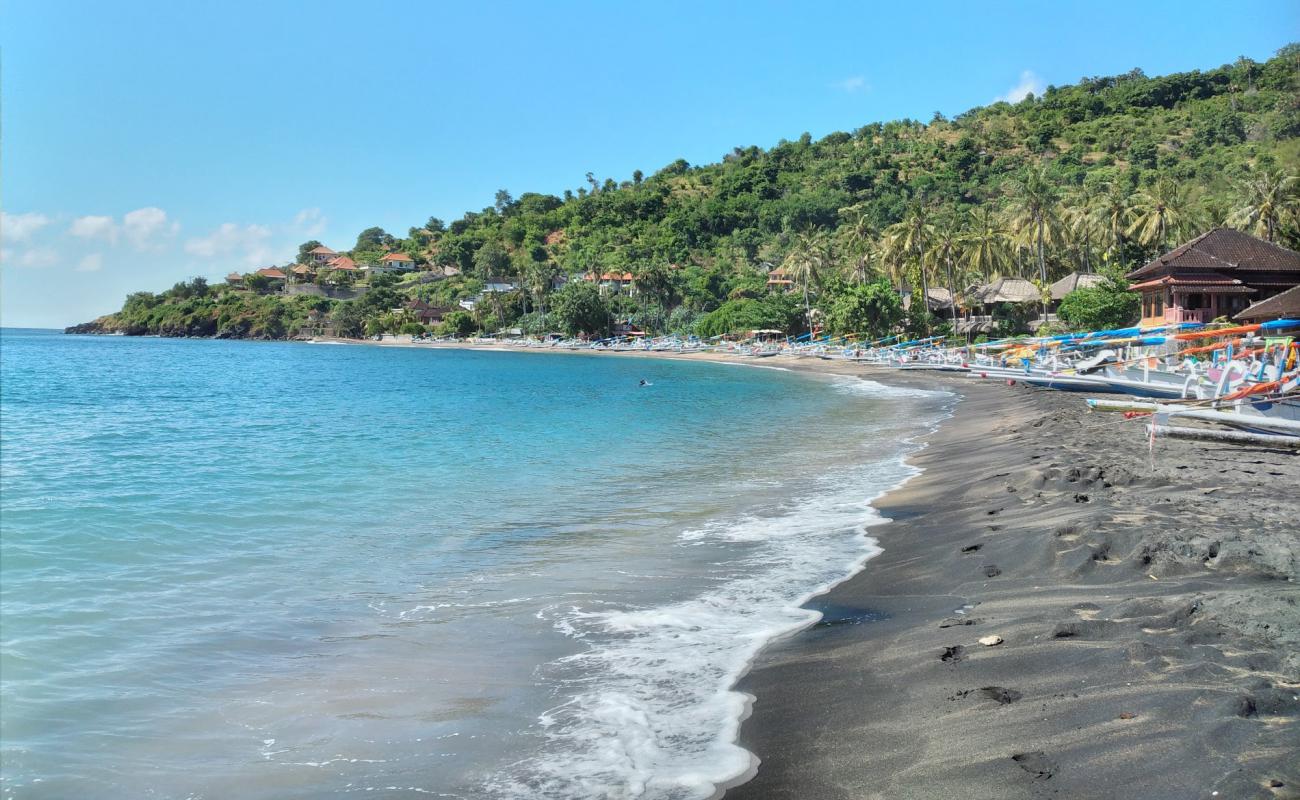 Photo de Lipah Beach avec sable brun de surface