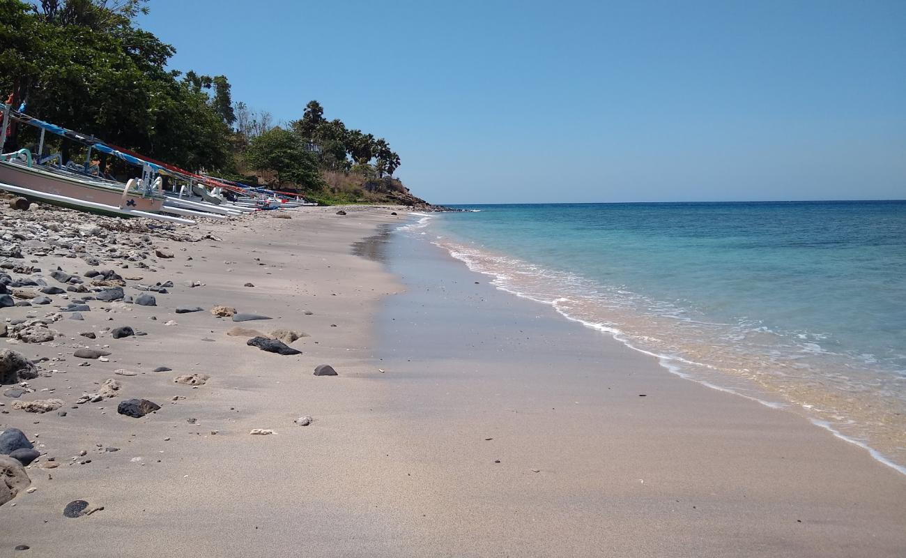 Photo de Ibus Beach avec sable gris de surface