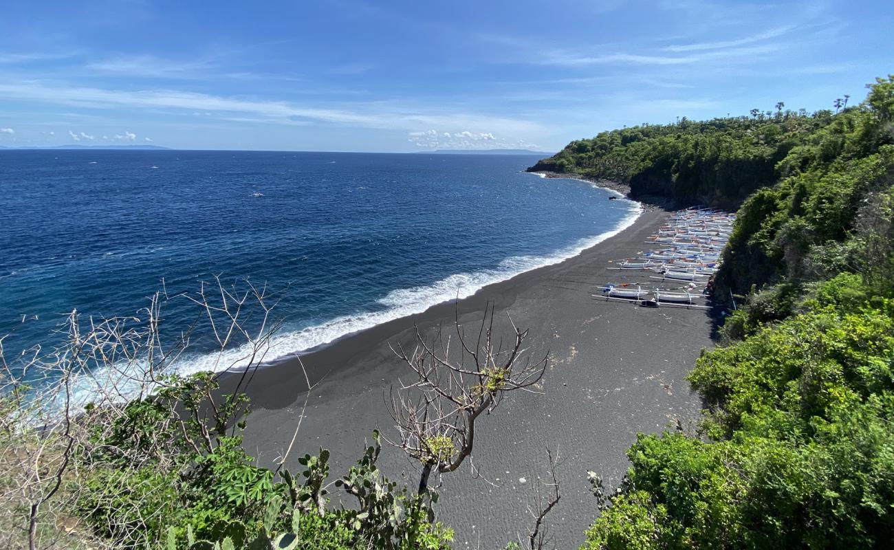 Photo de Black Sand Beach protégé par des falaises