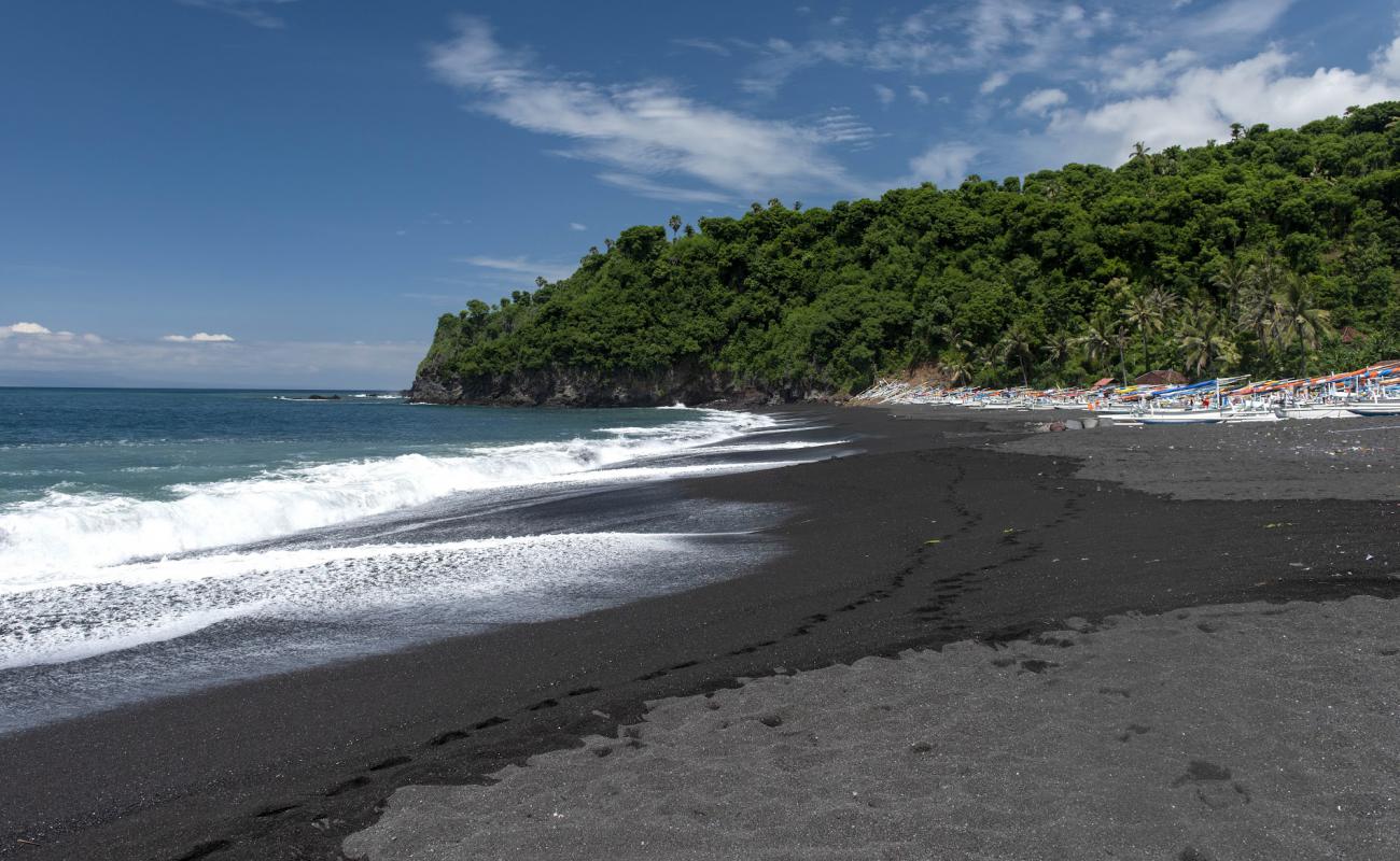 Photo de Bias Lantang Beach avec sable gris de surface