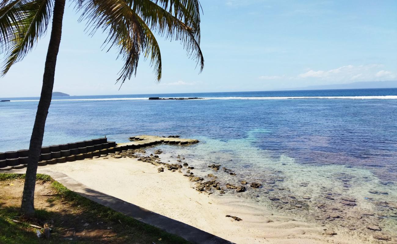 Photo de Nyuh Ivory Beach avec sable brillant et rochers de surface