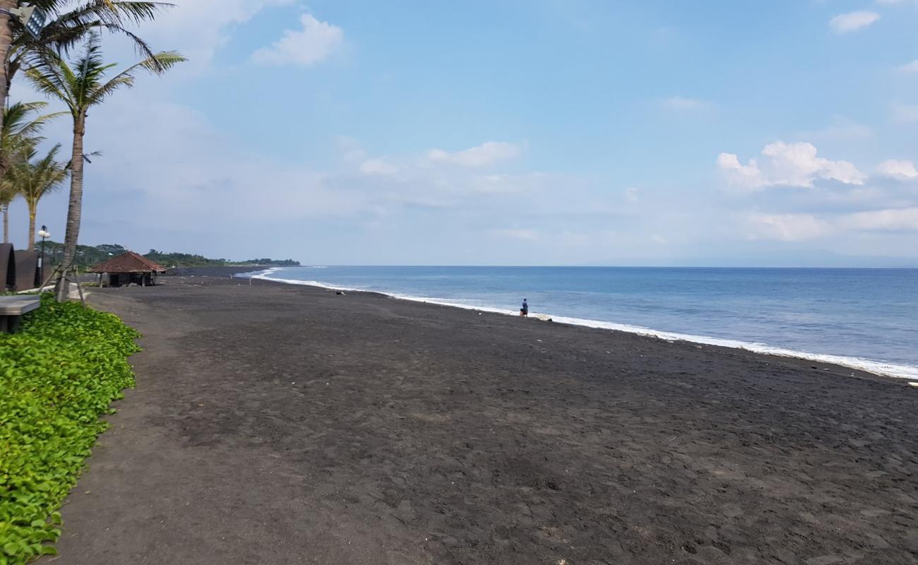 Photo de Lepang Beach avec sable gris de surface