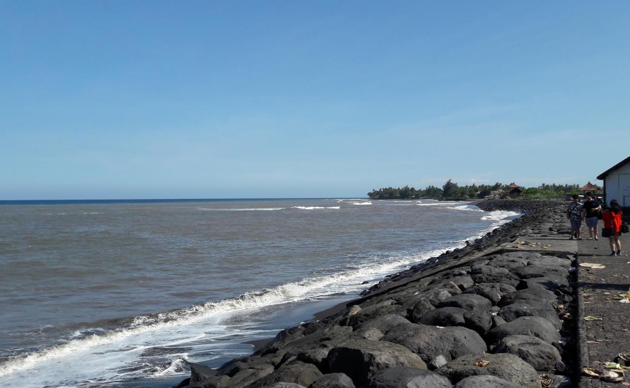 Photo de Lebih Beach avec sable gris de surface