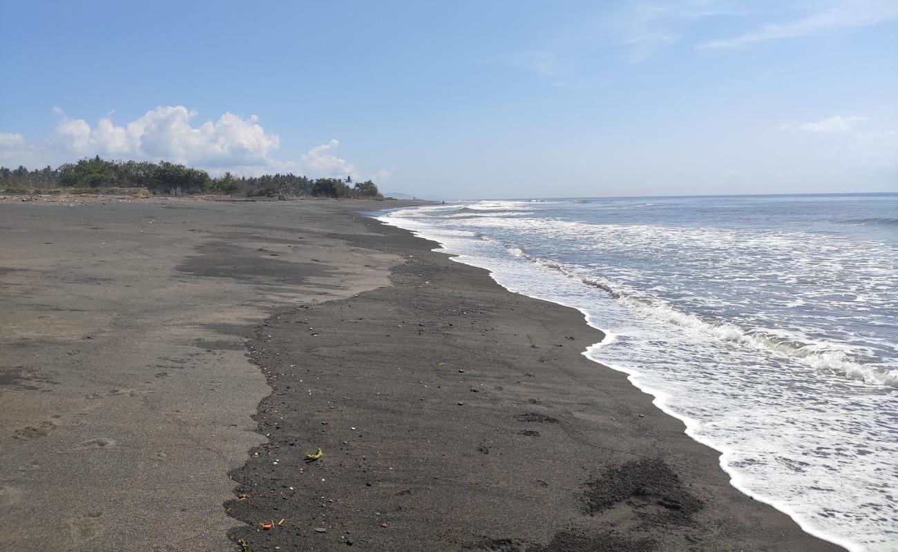 Photo de Purnama Beach avec sable noir de surface