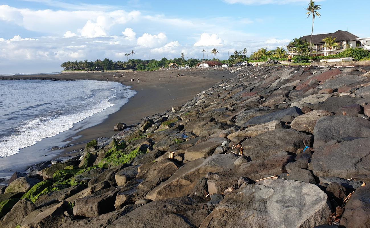 Photo de Rangkan Beach avec sable noir de surface