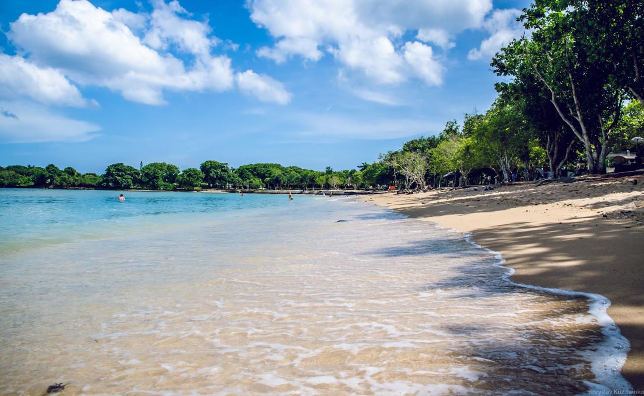 Photo de Samuh Beach avec sable lumineux de surface