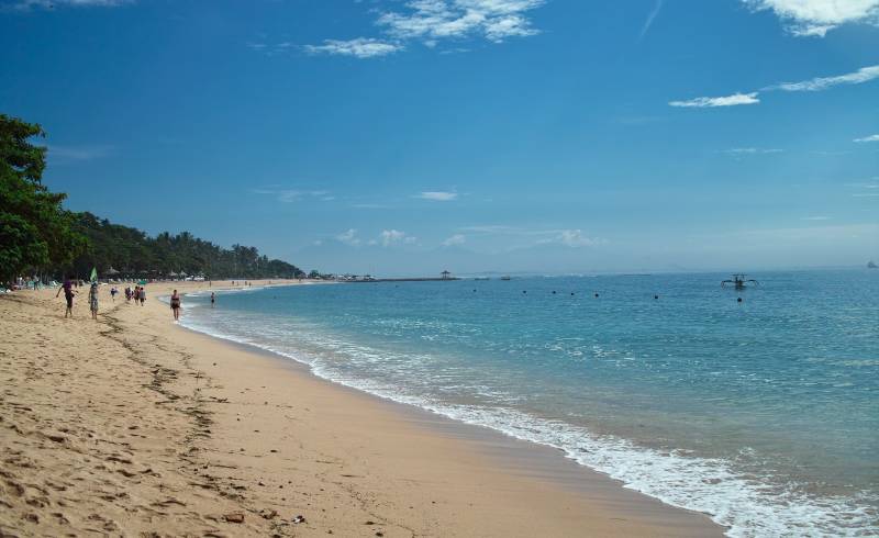 Photo de Nusa Dua Beach avec sable beige fin de surface