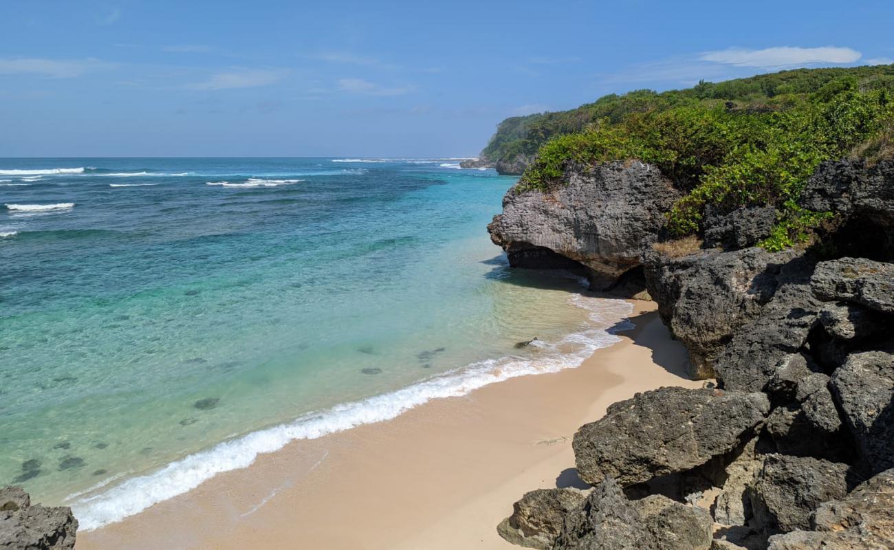 Photo de Pura Geger Beach avec sable lumineux de surface