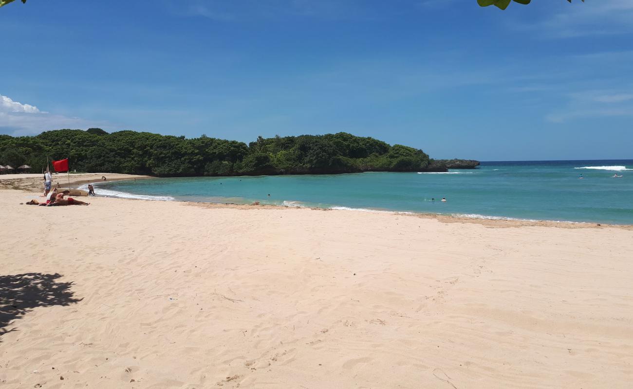 Photo de Sawangan Beach avec sable fin et lumineux de surface