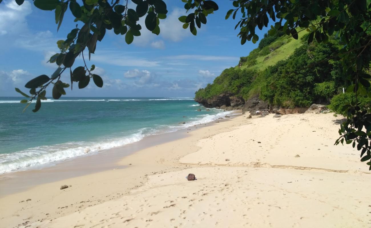 Photo de Gunung Payung Beach avec sable beige de surface