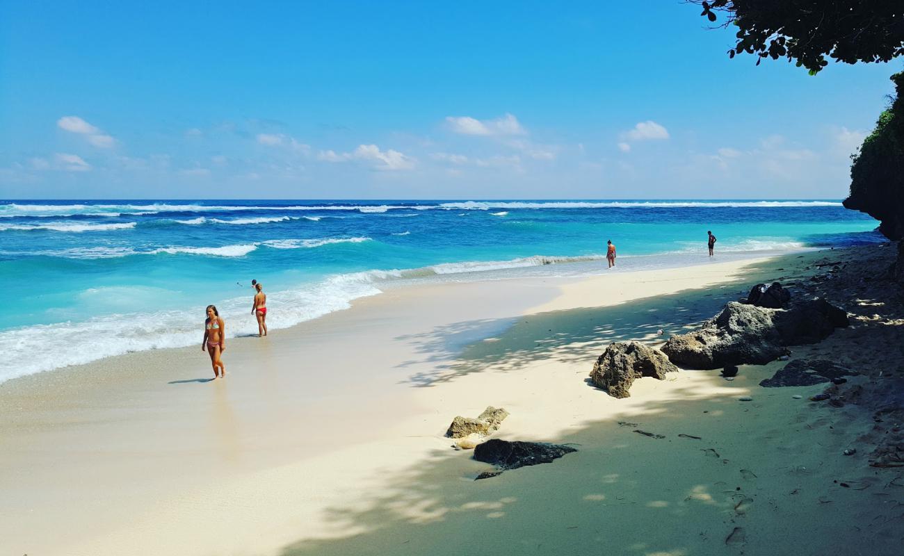 Photo de Melasti beach avec sable lumineux de surface