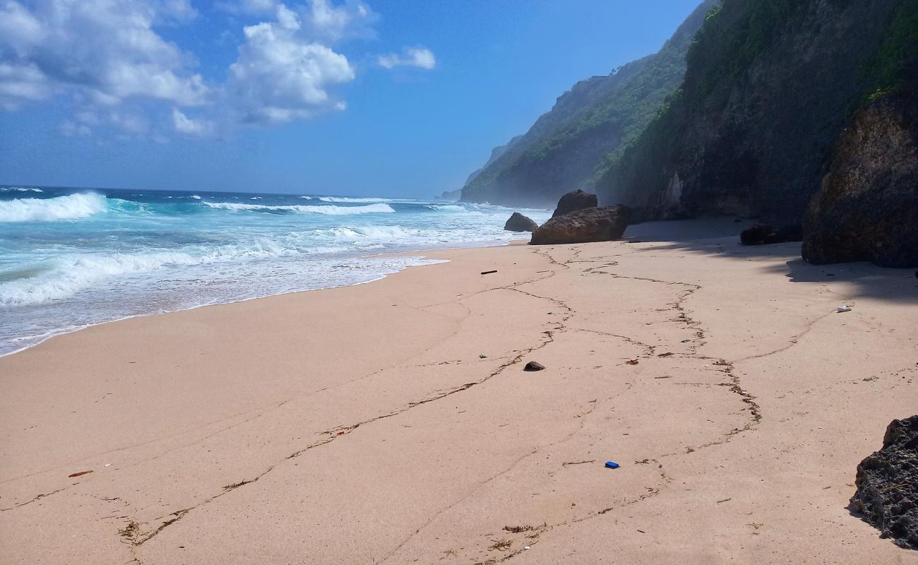 Photo de Argani beach avec sable beige & pierres de surface
