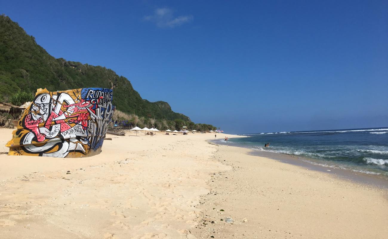 Photo de Nunggalan Beach avec sable lumineux de surface