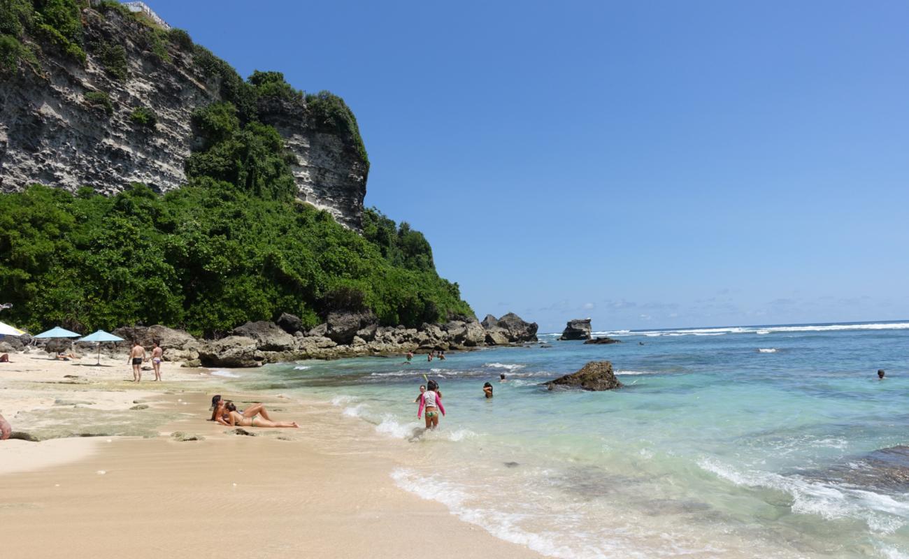 Photo de Suluban Beach avec sable beige de surface