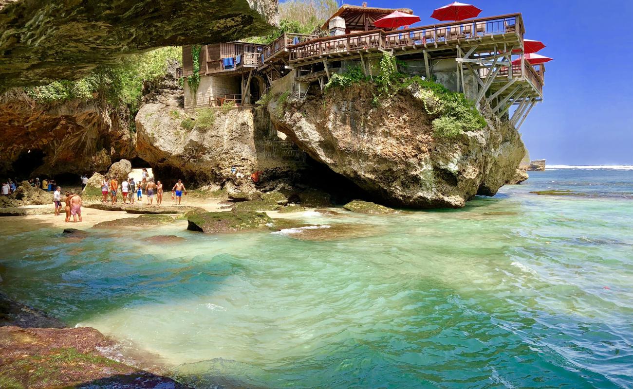 Photo de Plage d'Uluwatu avec sable beige de surface