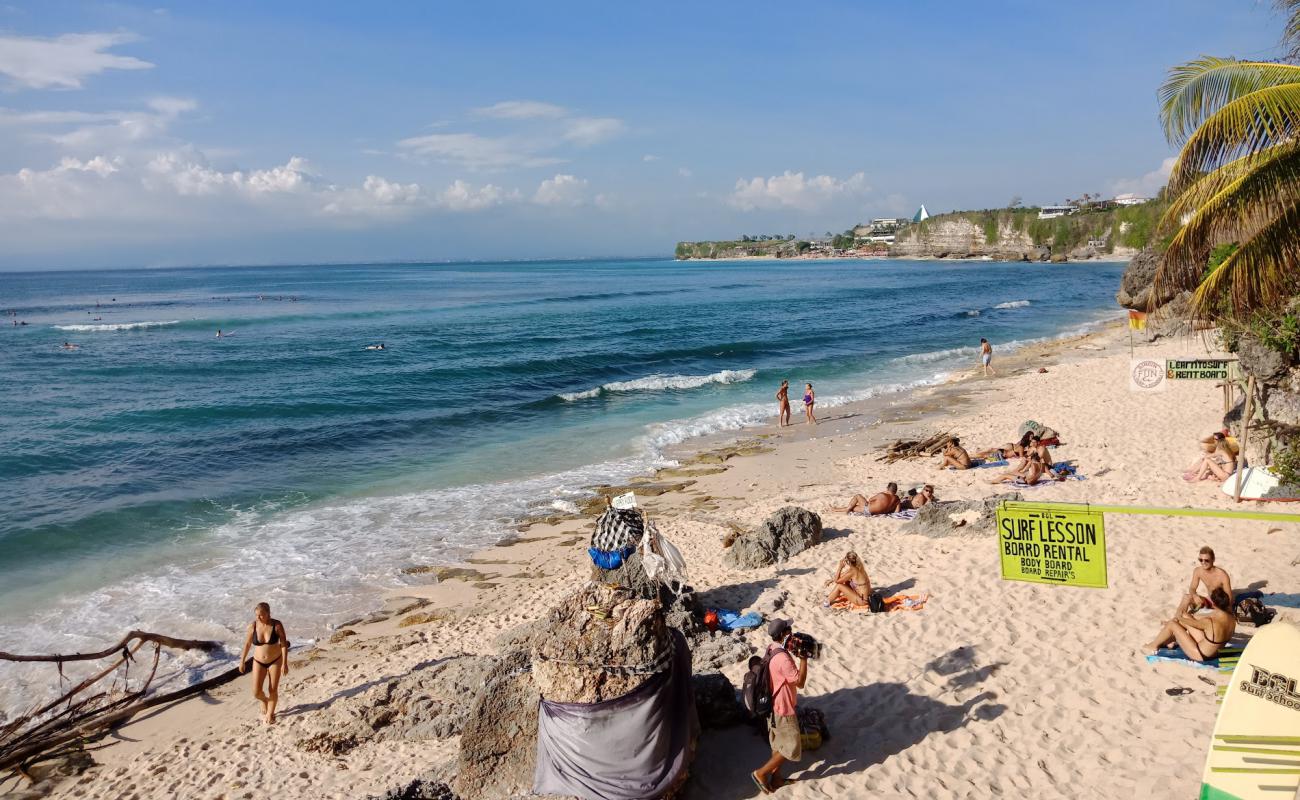 Photo de Bingin Beach avec sable lumineux de surface