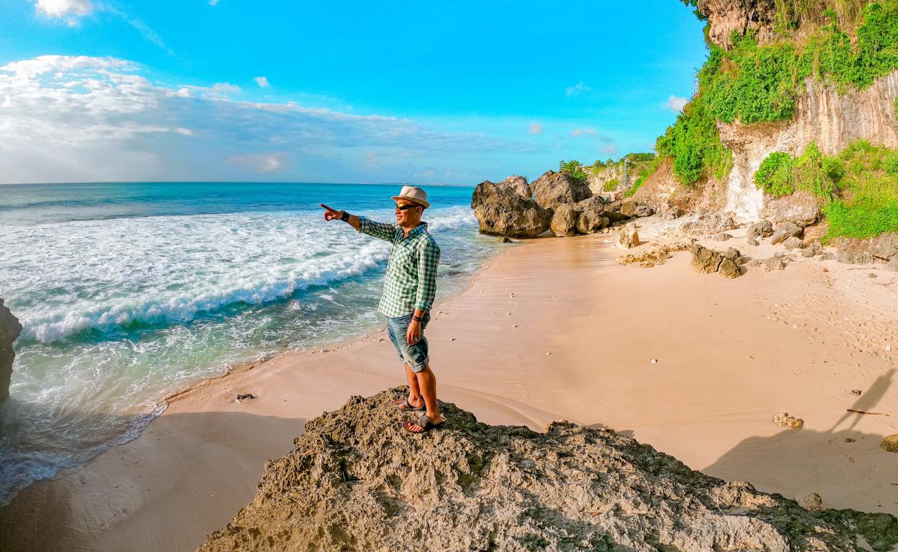 Photo de Batu Layah avec sable lumineux de surface