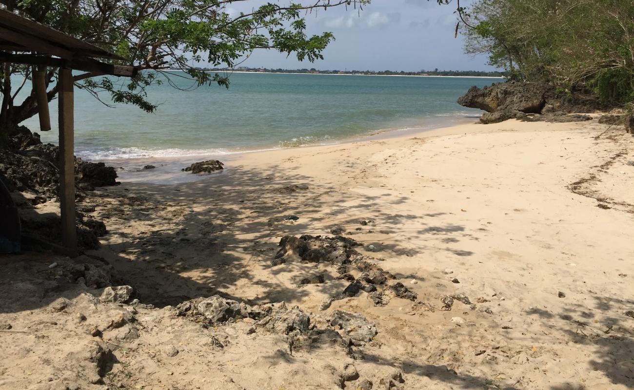 Photo de Sempaning beach avec sable brillant et rochers de surface